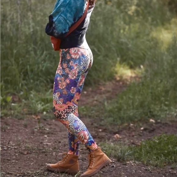 NWT FREE PEOPLE MOVEMENT LOSE CONTROL LEGGING IN WILD GARDEN PRINT SIZE SMALL - Picture 4 of 8